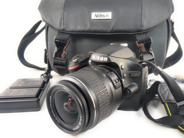 Nikon D3200 24.2MP Digital SLR Camera Kit AF-S DX VR II 18-55mm lens with bag