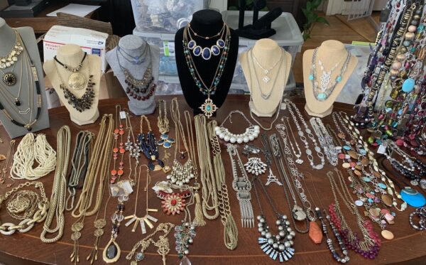 1/2 Pound Vintage To Modern FASHION JEWELRY Lot All Wearable!! READ DESCRIPTION - Image 8