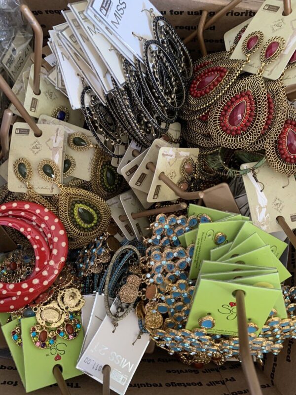 1/2 Pound Vintage To Modern FASHION JEWELRY Lot All Wearable!! READ DESCRIPTION - Image 9